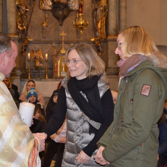 Bild enthält, Adult, Female, Person, Woman, Coat, Male, Man, Altar, Face, Linen