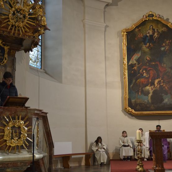 Bild enthält, Altar, Building, Prayer, Floor, Flooring, Adult, Male, Man, Person, Face
