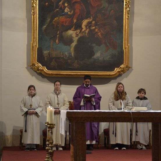 Bild enthält, Altar, Person, Adult, Female, Woman, Male, Man, Bishop, Face, Candle