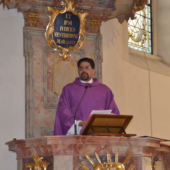 Bild enthält, Adult, Male, Man, Person, Altar, Prayer, People, Cross, Face, Bishop