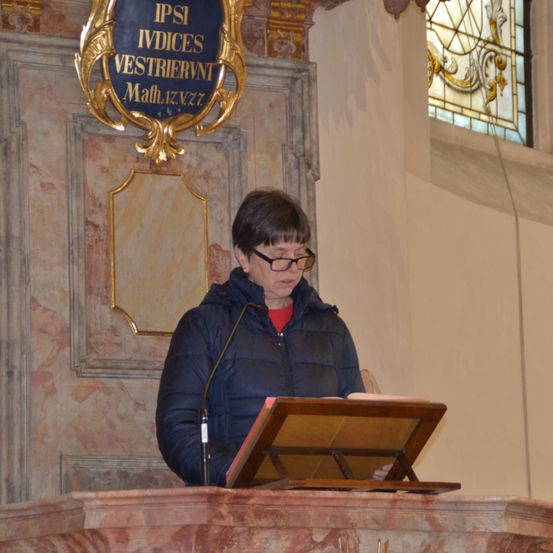 Bild enthält, Plywood, Wood, Adult, Male, Man, Person, Crowd, Coat, Face, Jacket