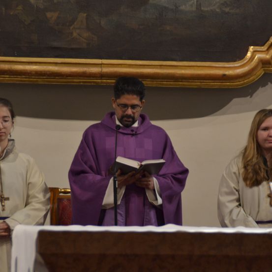 Bild enthält, Adult, Female, Person, Woman, Male, Man, Altar, People, Bishop, Face