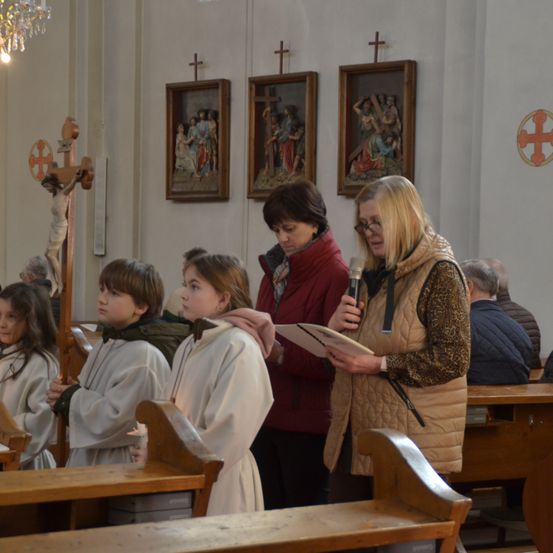 Bild enthält, Wood, Plywood, Adult, Female, Person, Woman, Hardwood, Boy, Child, Male