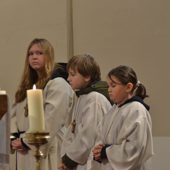Bild enthält, Altar, Person, Adult, Female, Woman, Boy, Child, Male, People, Candle