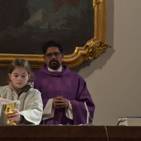 Bild enthält, Finger, Person, Adult, Male, Man, Altar, Face, Bishop, Priest, People