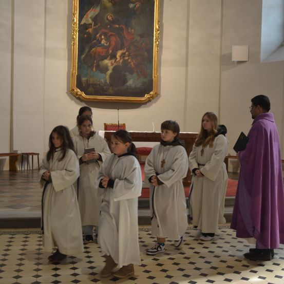 Bild enthält, Floor, Flooring, Altar, Person, Adult, Female, Woman, Face, Cross, Fashion