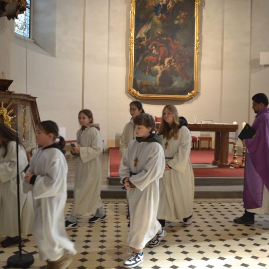 Bild enthält, Altar, Prayer, Floor, Flooring, Adult, Female, Person, Woman, Shoe, Cross
