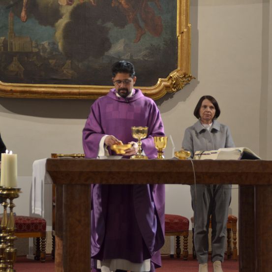 Bild enthält, Altar, Person, Adult, Female, Woman, Coat, Candle, Face, Shoe, Indoors