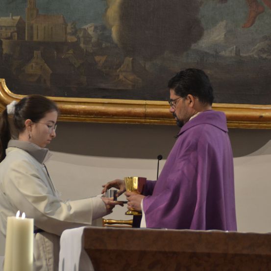 Bild enthält, Adult, Female, Person, Woman, Male, Man, Altar, Face, Head, Candle
