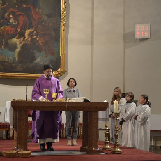 Bild enthält, Altar, Person, Adult, Male, Man, Coat, People, Flooring, Candle, Face
