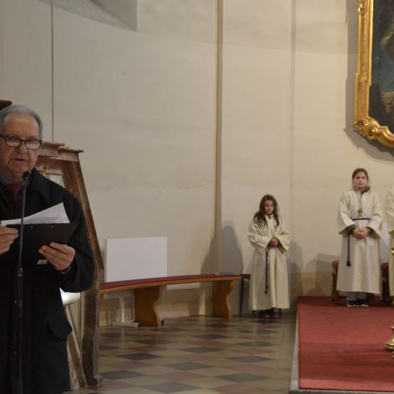 Bild enthält, Floor, Flooring, Altar, Adult, Male, Man, Person, People, Face, Cross