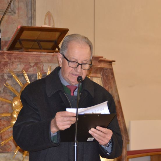 Bild enthält, People, Person, Microphone, Adult, Male, Man, Crowd, Plywood, Face, Audience