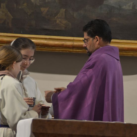 Bild enthält, Altar, Adult, Female, Person, Woman, Male, Man, Glass, Fashion, Face
