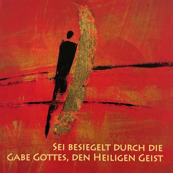 Eine rote abstrakte Malerei mit einer goldenen Figur rechts, einer schwarzen Silhouette links und dem Zitat 'Sei besiegelt durch die Gabe Gottes, den Heiligen Geist.' in weiß.