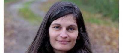 Bild enthält, Face, Head, Person, Photography, Portrait, Smile, Coat, Adult, Female, Woman