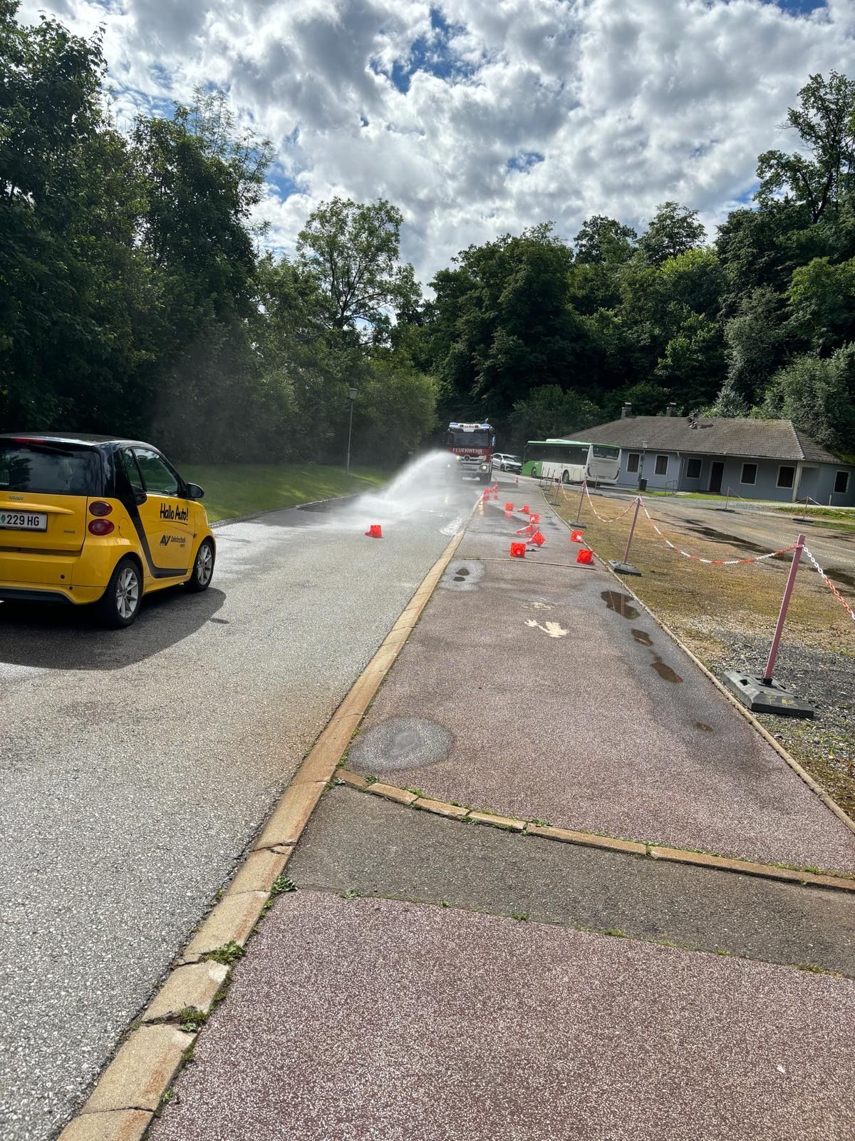 Bild enthält, Transportation, Truck, Vehicle, Outdoors, Road, License Plate, Car, Bus