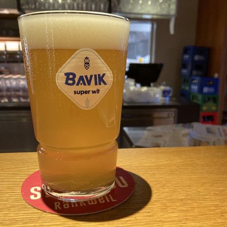 Bild enthält, Alcohol, Beer, Beverage, Glass, Lager, Beer Glass, Liquor, Building, Factory, Person