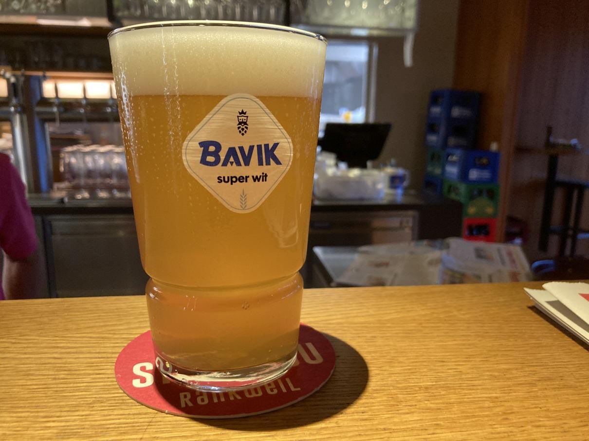 Bild enthält, Alcohol, Beer, Beverage, Glass, Lager, Beer Glass, Liquor, Building, Factory, Person