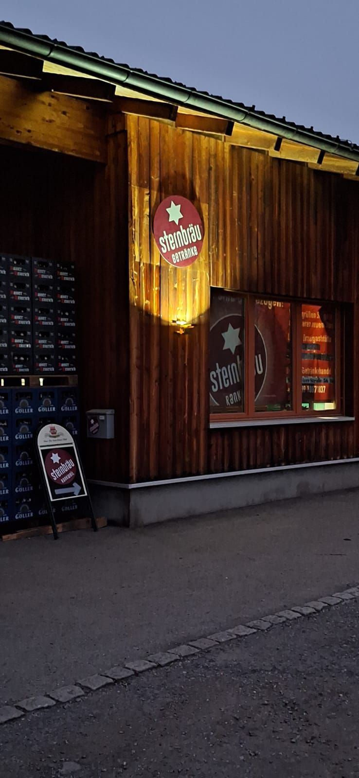 Bild enthält, Urban, City, Street, Advertisement, Wood, Indoors, Interior Design, Cafe, Nature, Building