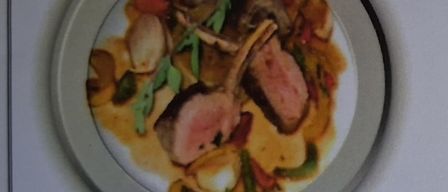 Ein Teller mit Fleisch und Gemüse in goldener Sauce. Unten steht das Datum 24.10.