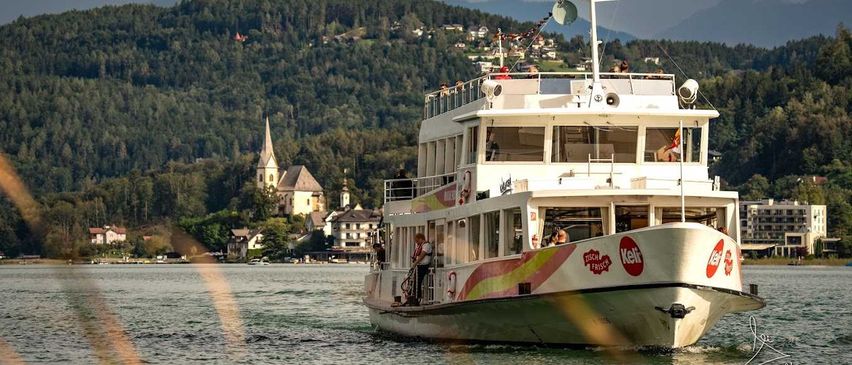 Bild enthält, Vehicle, Yacht, Boat, Ferry, Steamer, Water, Boating, Person, Head