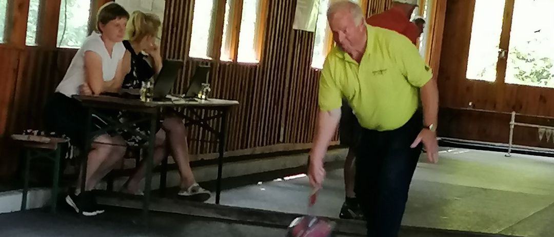 Bild enthält, Floor, Flooring, Wood, Plywood, Pants, Person, Hardwood, Shoe, Face, Portrait