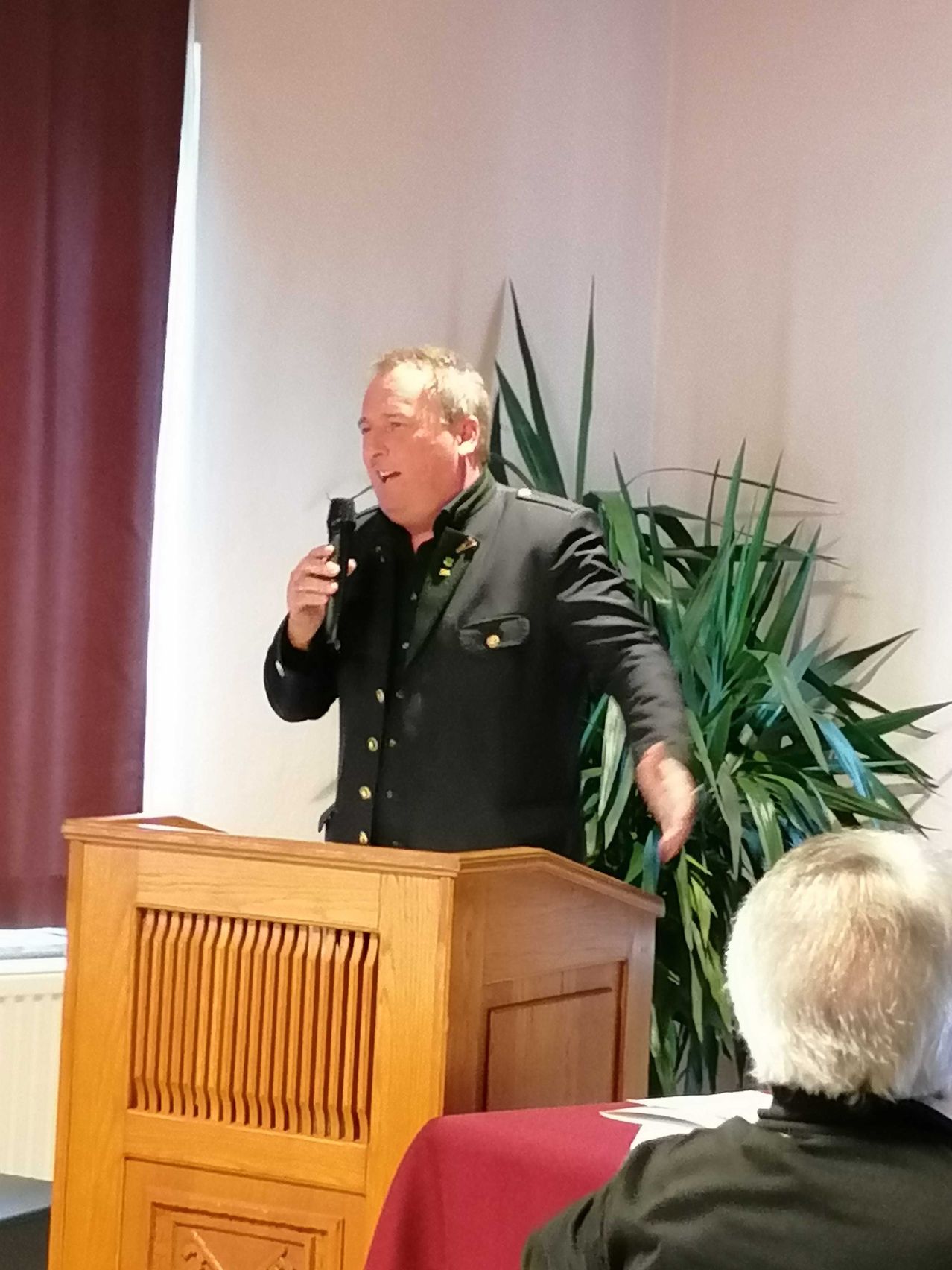 Bild enthält, Crowd, Person, Audience, Podium, Speech, Adult, Male, Man, Boy, Child