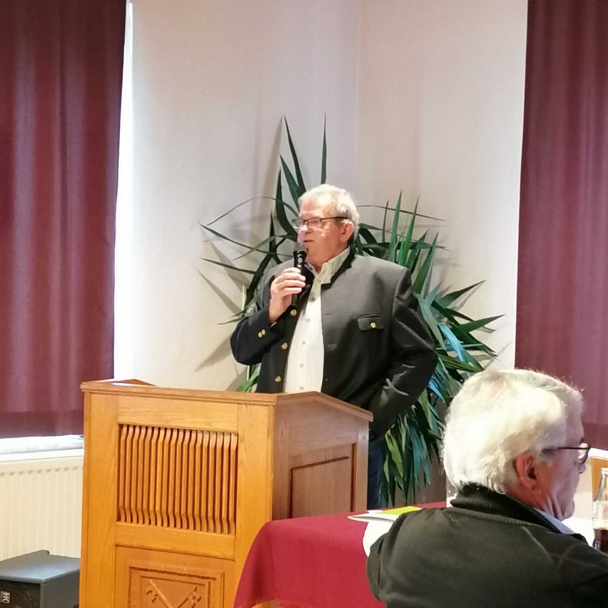 Bild enthält, Crowd, Person, Audience, Podium, Speech, Adult, Male, Man, Speaker, Shoe