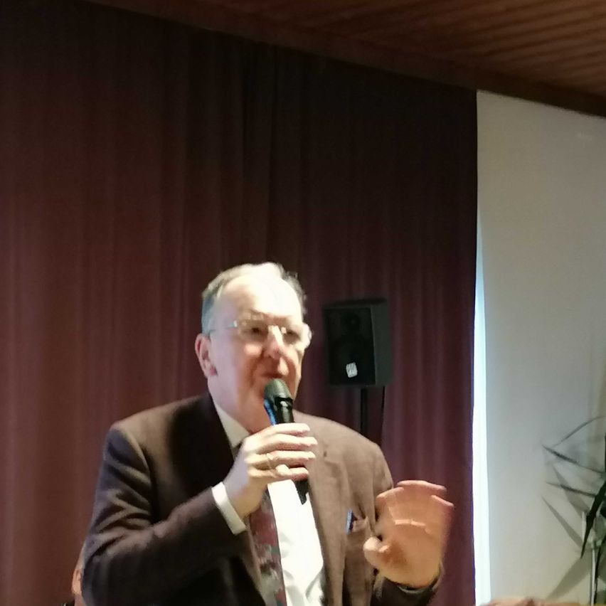 Bild enthält, Crowd, Person, Microphone, People, Speaker, Audience, Adult, Male, Man, Speech