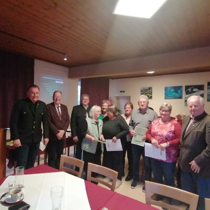 Bild enthält, Blazer, Coat, Dining Room, Dining Table, Jacket, Table, Suit, People, Pants, Portrait