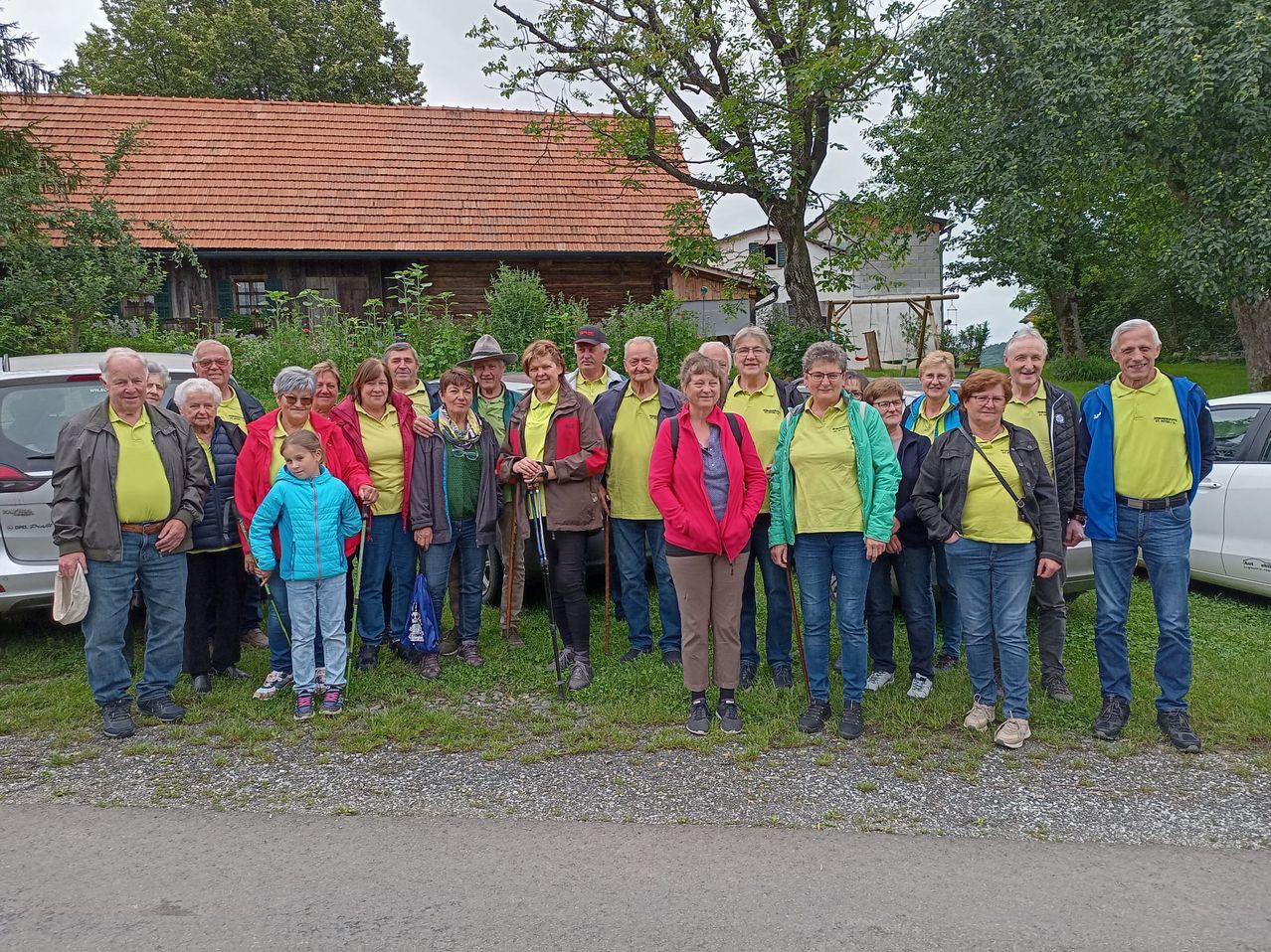 Bild enthält, Pants, People, Person, Groupshot, Shelter, Boy, Male, Teen, Adult, Man