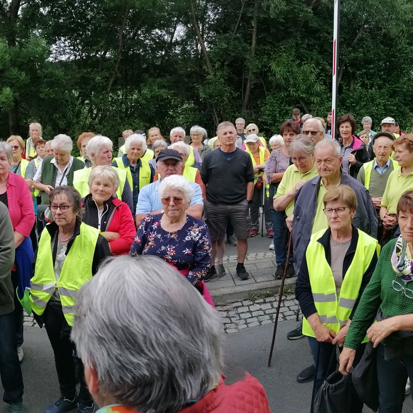 Bild enthält, People, Person, Walking, Adult, Female, Woman, Coat, Male, Man, Child