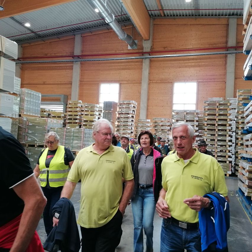 Bild enthält, Warehouse, Adult, Male, Man, Person, Jeans, Female, Girl, Teen, Face