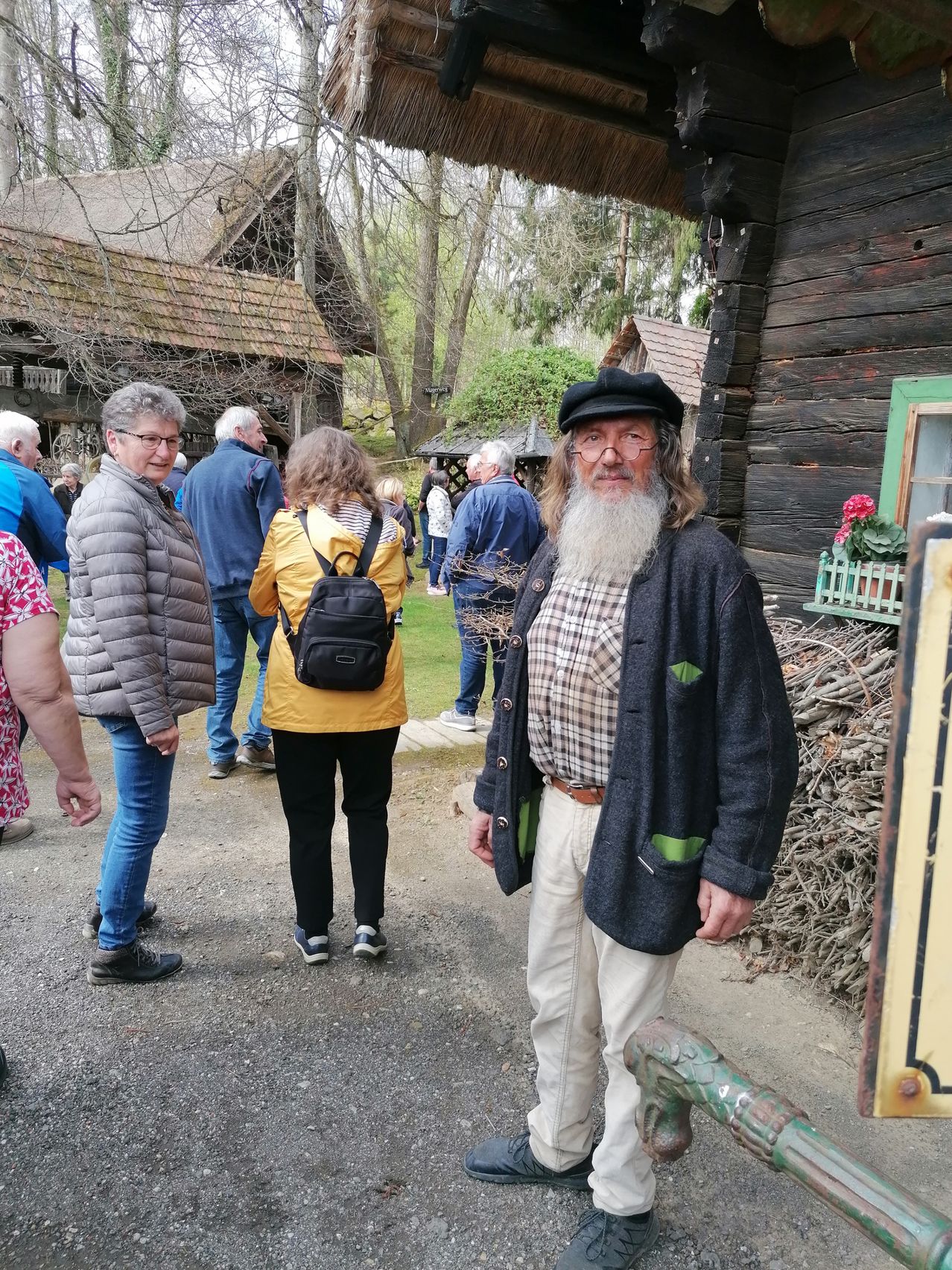 Bild enthält, Beard, Face, Head, Person, Shelter, Portrait, Pants, Coat, Adult, Man