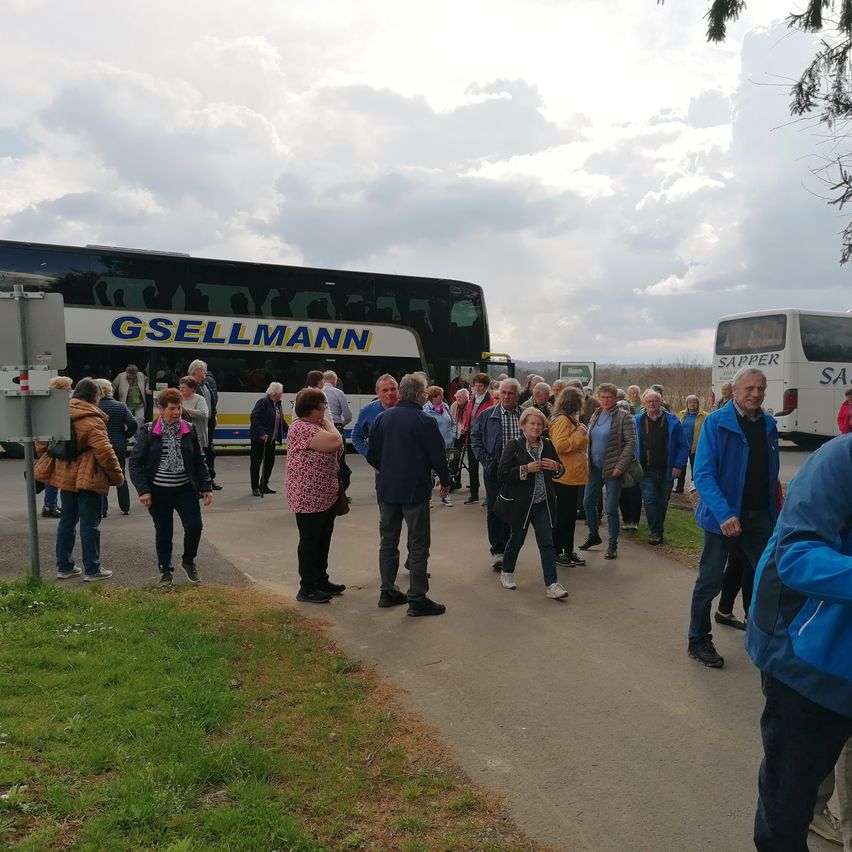 Bild enthält, Adult, Male, Man, Person, People, Bus, Jacket, Boarding, Jeans, Shoe