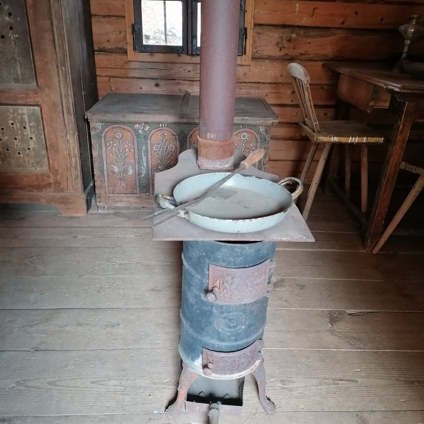 Bild enthält, Wood, Indoors, Interior Design, Chair, Floor, Desk, Device, Electrical Device, Appliance, Oven