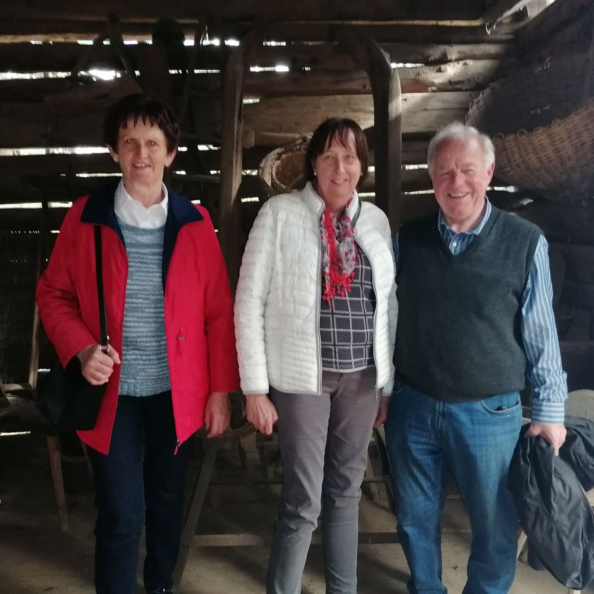 Bild enthält, Pants, Plywood, Wood, Long Sleeve, Coat, Jacket, Jeans, Sweater, Man, Person