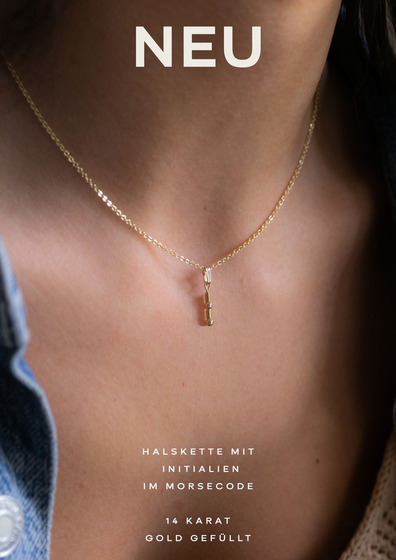 Eine Nahaufnahme einer Frau, die eine goldene Halskette mit einem kleinen Anhänger trägt, der Buchstaben hat. Der Text lautet unten 'Halskette mit Initialen'.