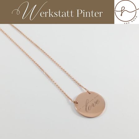 Eine Roségoldkette mit einem runden Anhänger, auf dem das Wort 'love' steht. Sie wird auf einem weißen Hintergrund gezeigt.