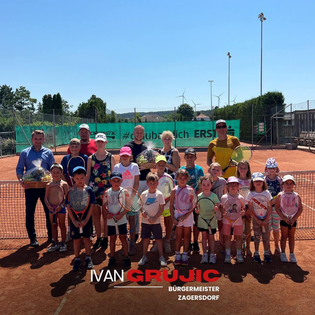 Bild enthält, People, Person, Racket, Tennis, Tennis Racket, Adult, Male, Man, Baseball Cap, Volleyball (Ball)