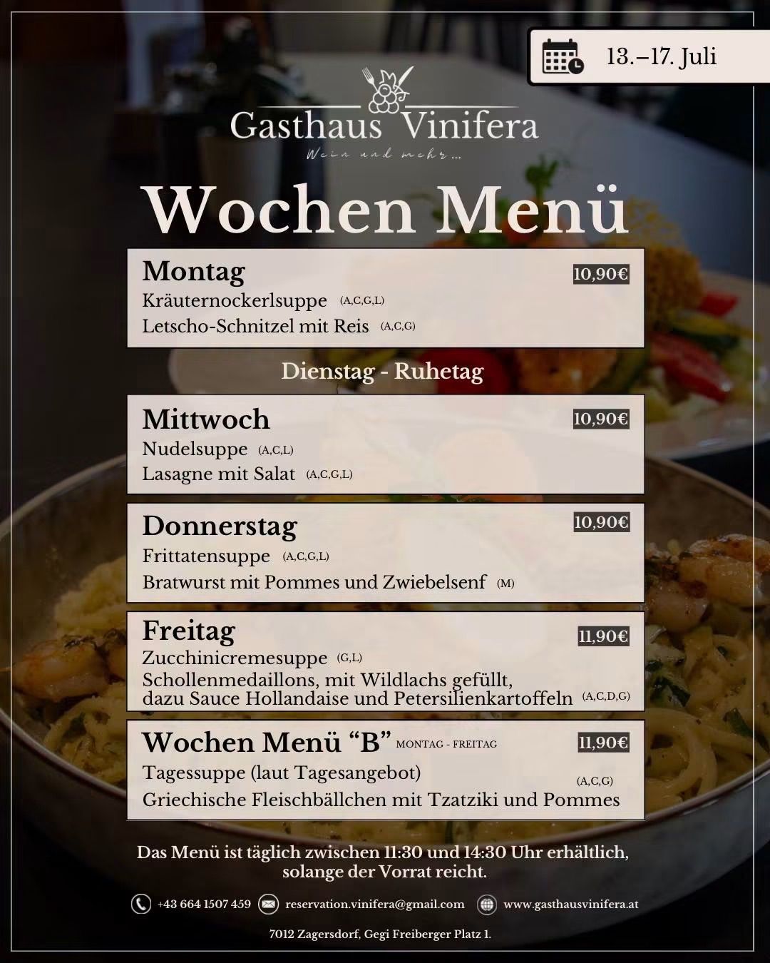 Wöchenliches Menü-Poster für Gasthaus Vinifera, mit täglichen Gerichten und Preisen, mit einem verschwommenen Bild von Essen im Hintergrund.
