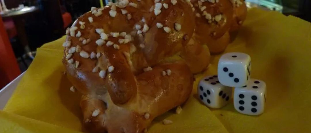 Bild enthält, Burger, Food, Person, Adult, Female, Woman, Snowman, Winter, Food Presentation, Bread