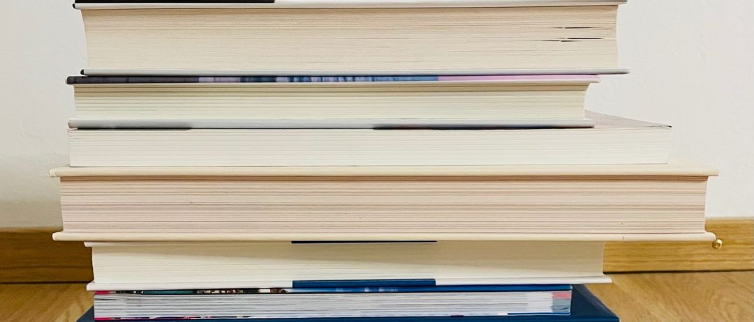 Bild enthält, Book, Publication, Text, Furniture