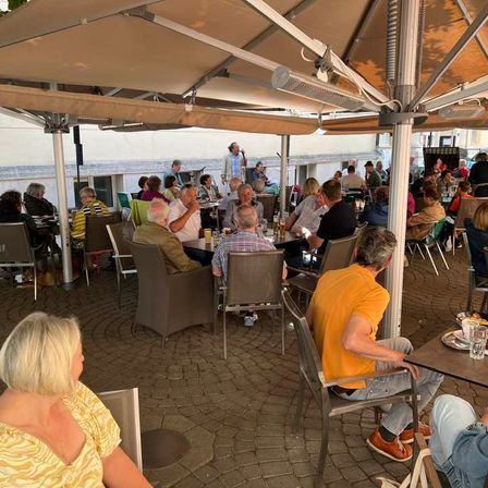 Bild enthält, Indoors, Restaurant, Cafeteria, Adult, Female, Person, Woman, Urban, Cafe, Man