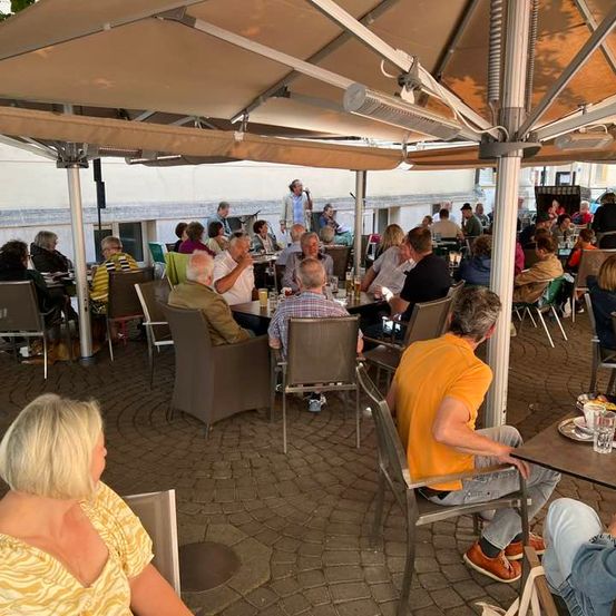 Bild enthält, Indoors, Restaurant, Cafeteria, Adult, Female, Person, Woman, Urban, Cafe, Man