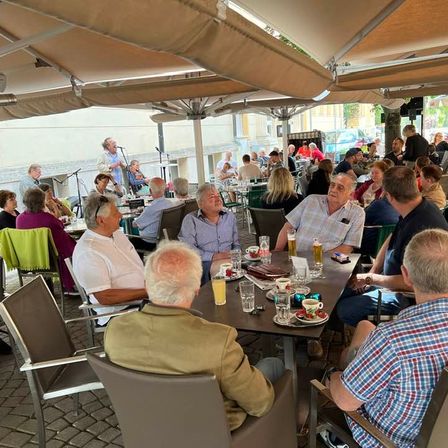 Bild enthält, Indoors, Restaurant, Cafeteria, Urban, Cafe, Adult, Male, Man, Person, Woman