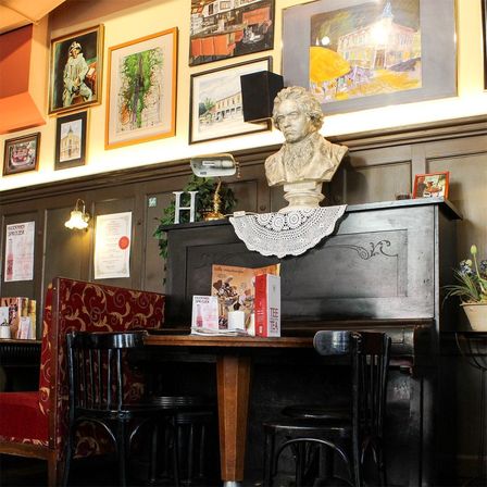 Bild enthält, Indoors, Interior Design, Table, Dining Room, Dining Table, Cafe, Restaurant, Wood, Pub, Person