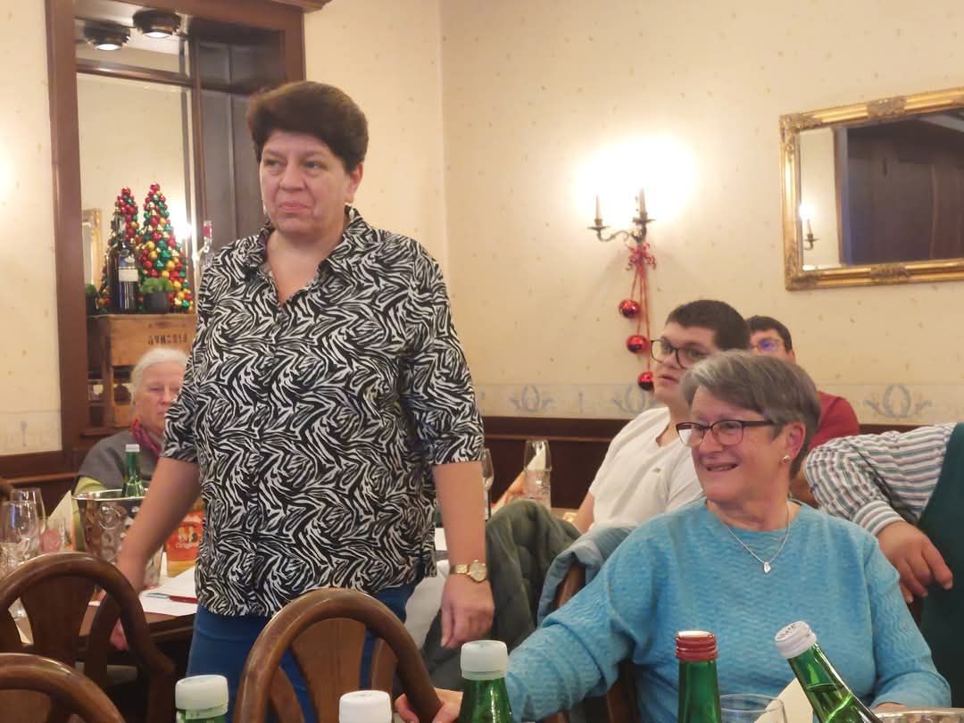 Bild enthält, Dining Room, Dining Table, Indoors, Table, Person, Photography, Portrait, Restaurant, Glasses, Blouse