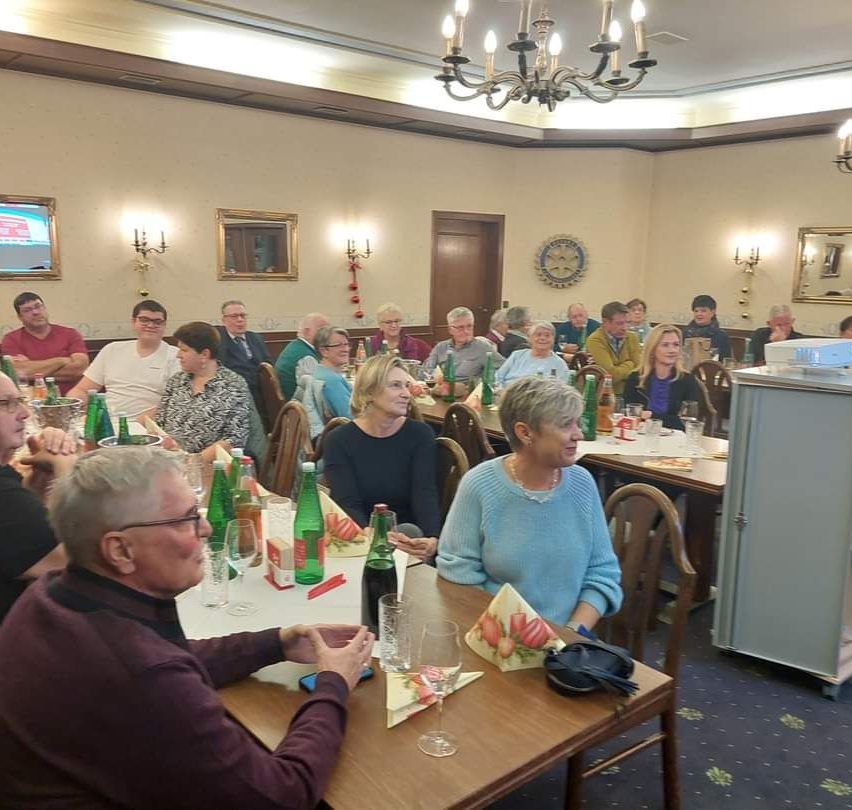 Bild enthält, Dining Room, Dining Table, Table, People, Person, Adult, Female, Woman, Monitor, Screen