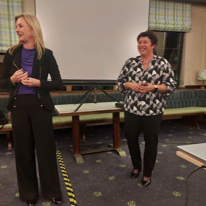 Bild enthält, People, Person, Blazer, Coat, Table, Pants, Desk, Adult, Female, Woman